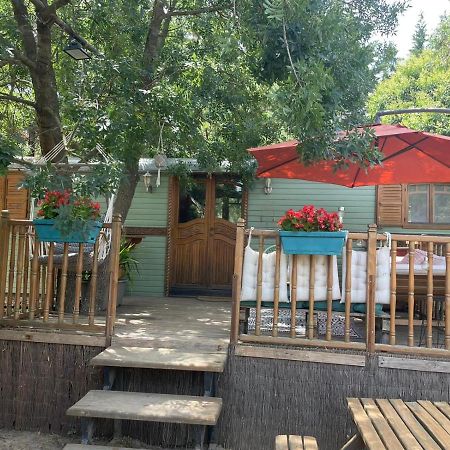 Roulotte En Bois Sud France Guest House Le Soler Exterior photo